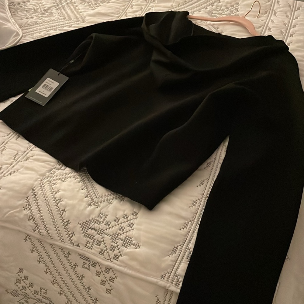 Woman’s black front zip sweater - Picture 6 of 7